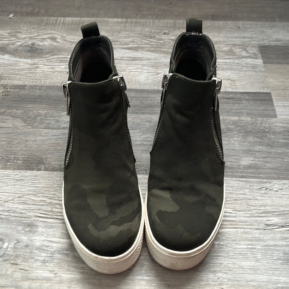 Steve Madden camo shoes size 6.5